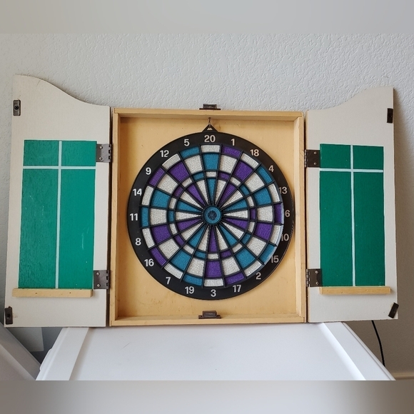 VTG Wooden Dart Board Cabinet The King Of Arms Darts Knights Crest 19.5x15.5 - Picture 1 of 14